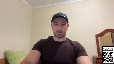 Snapshot of hard_to_obey chatting on 12-17-25, 06:25 Vadim online show from 12-17-25, 06:25