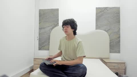 Snapshot of harry_hills1 chatting on 03-31-26, 12:38 HARRY online show from 03-31-26, 12:38