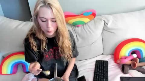 Hayley online show from 02-07-26, 01:59