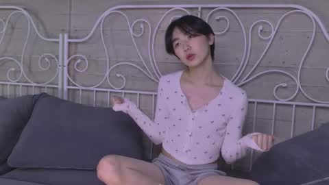 HEEJIN online show from 10-23-25, 08:40