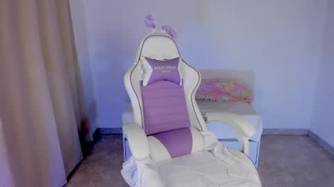 Snapshot of heey_kitty chatting on 03-28-26, 04:28 IM EMY online show from 03-28-26, 04:28