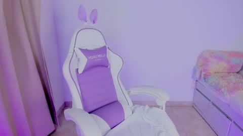 Snapshot of heey_kitty chatting on 05-06-26, 04:01 IM EMY online show from 05-06-26, 04:01