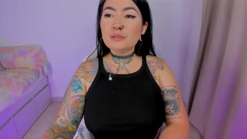 Snapshot of heey_kitty chatting on 05-10-26, 04:01 IM EMY online show from 05-10-26, 04:01