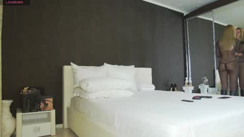 Helen online show from 09-23-25, 03:37