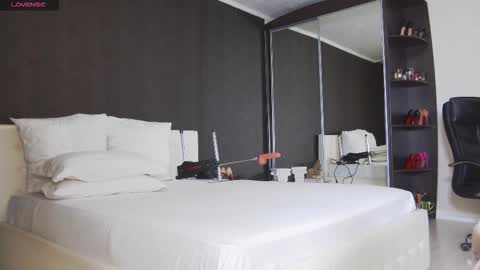 Helen online show from 03-24-26, 03:33