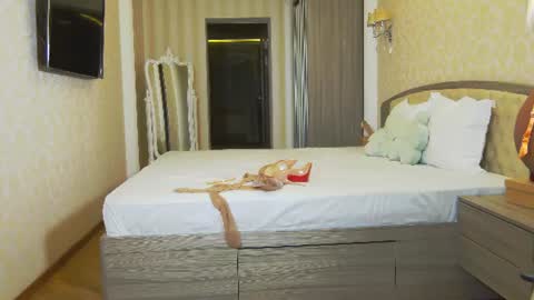 Snapshot of hefner_girl chatting on 07-10-26, 02:27 Helen online show from 07-10-26, 02:27