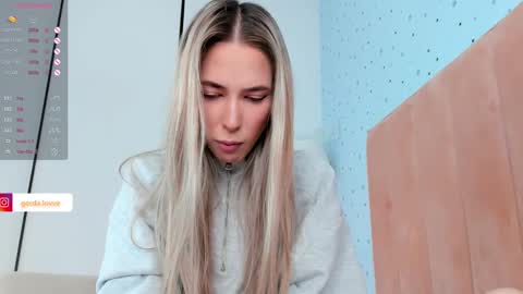 Snapshot of heidas_passion chatting on 03-09-25, 06:06 Heida online show from 03-09-25, 06:06