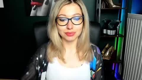 Snapshot of heidi_pleasure chatting on 06-30-26, 04:24 Heidi online show from 06-30-26, 04:24