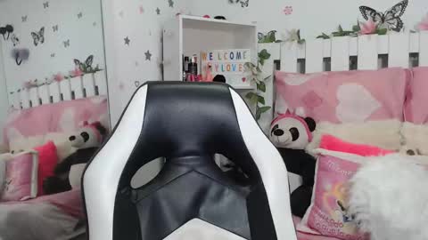 Snapshot of hela_sexy_xx chatting on 12-23-25, 03:59 hella online show from 12-23-25, 03:59