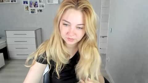 Snapshot of helen_angel_girl chatting on 05-10-26, 05:34 Helen sven online show from 05-10-26, 05:34