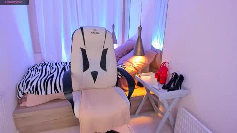 Helena online show from 02-12-25, 01:37