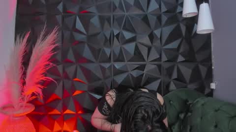 Helena Saenz online show from 12-15-25, 12:20