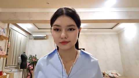 Snapshot of helgakraszewski chatting on 11-19-25, 05:02 Alice online show from 11-19-25, 05:02