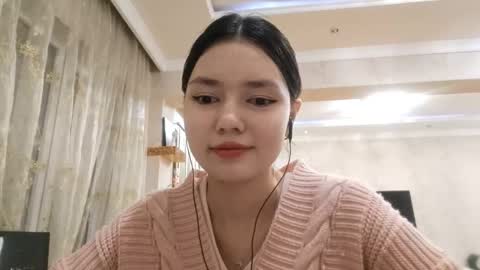 Snapshot of helgakraszewski chatting on 12-17-25, 06:47 Alice online show from 12-17-25, 06:47