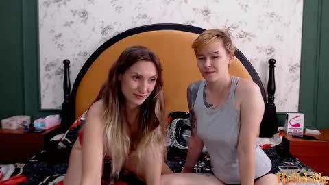 Snapshot of helldollz chatting on 10-24-25, 08:33 HellDollz  online show from 10-24-25, 08:33