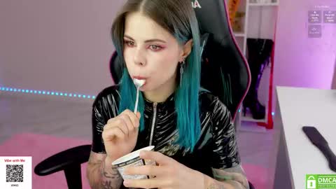 Snapshot of hellokittyalice chatting on 10-21-25, 10:05 Alice online show from 10-21-25, 10:05