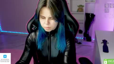 Snapshot of hellokittyalice chatting on 11-21-25, 04:27 Alice online show from 11-21-25, 04:27