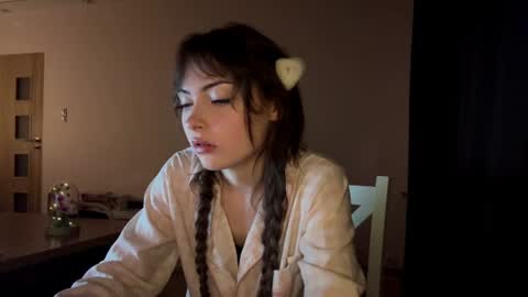 Snapshot of hellyluxury chatting on 06-19-26, 07:28 hellyluxury online show from 06-19-26, 07:28