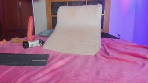 Snapshot of hellzel_moon chatting on 06-11-26, 12:32 Hellzel online show from 06-11-26, 12:32