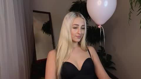 Snapshot of here_wego_again_ chatting on 02-15-26, 08:02 Elise online show from 02-15-26, 08:02