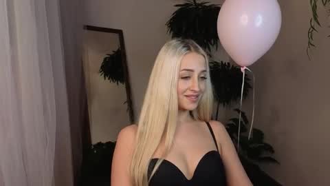 Snapshot of here_wego_again_ chatting on 02-20-26, 06:19 Elise online show from 02-20-26, 06:19