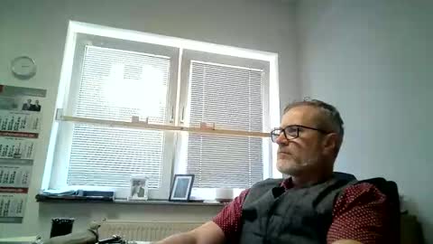 Snapshot of hering76 chatting on 06-08-26, 01:00 hering76 online show from 06-08-26, 01:00