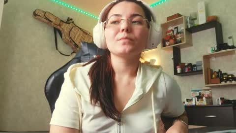 Snapshot of hettiehockenbrock chatting on 05-25-26, 09:48 Bella online show from 05-25-26, 09:48