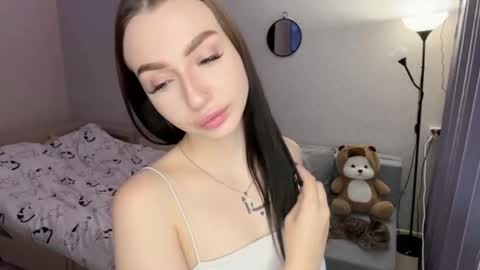 Snapshot of hey_lola_ chatting on 11-19-25, 10:26 Lola online show from 11-19-25, 10:26