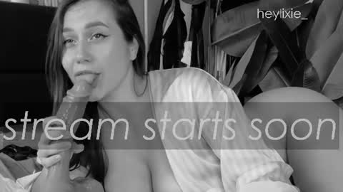 Snapshot of heylixie_ chatting on 07-29-26, 08:23 Li online show from 07-29-26, 08:23