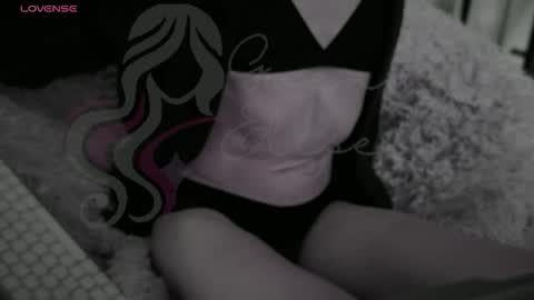 Snapshot of heyyythanks chatting on 12-14-25, 03:28 Gwen Elise online show from 12-14-25, 03:28