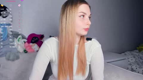 Snapshot of hidden_charm chatting on 02-05-26, 06:01 Elizabeth online show from 02-05-26, 06:01