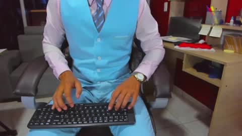 Snapshot of hiddenoffice chatting on 12-24-24, 12:22 George online show from 12-24-24, 12:22