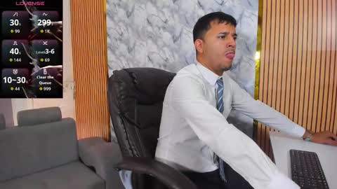 Snapshot of hiddenoffice chatting on 11-01-25, 12:40 George online show from 11-01-25, 12:40