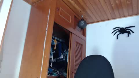 hilaril18 online show from 11-03-25, 05:47