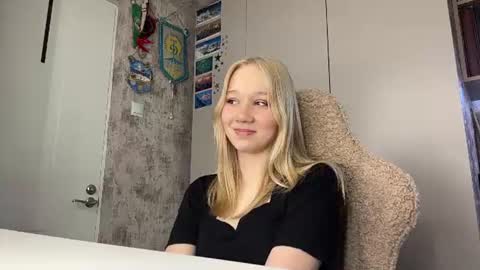 Snapshot of hilarianimocks chatting on 07-25-26, 07:28 Emma online show from 07-25-26, 07:28