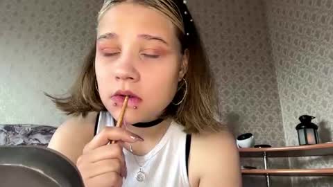 Snapshot of hildeconery chatting on 06-22-26, 06:21 Julia online show from 06-22-26, 06:21