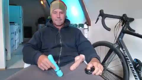 Snapshot of hippiezen chatting on 02-16-26, 10:17 Hippie Jijm online show from 02-16-26, 10:17