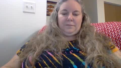 Snapshot of hippysnewhere chatting on 06-10-26, 05:01 hippysnewhere online show from 06-10-26, 05:01