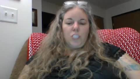 Snapshot of hippysnewhere chatting on 06-12-26, 09:52 hippysnewhere online show from 06-12-26, 09:52