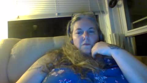 Snapshot of hippysnewhere chatting on 06-15-26, 04:47 hippysnewhere online show from 06-15-26, 04:47