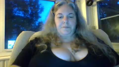 Snapshot of hippysnewhere chatting on 06-18-26, 09:14 hippysnewhere online show from 06-18-26, 09:14