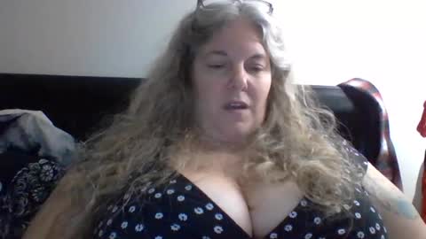 Snapshot of hippysnewhere chatting on 07-12-26, 05:31 hippysnewhere online show from 07-12-26, 05:31