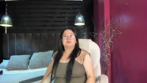 Snapshot of hirenne_ chatting on 10-18-25, 07:20 Hirenne online show from 10-18-25, 07:20
