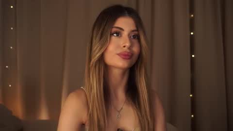 Snapshot of holayoula chatting on 11-19-25, 08:03 Moni Monica online show from 11-19-25, 08:03