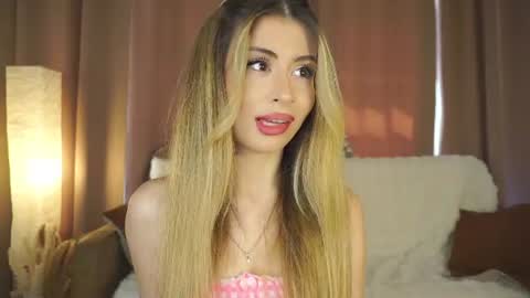 Snapshot of holayoula chatting on 06-30-26, 08:04 Moni Monica online show from 06-30-26, 08:04