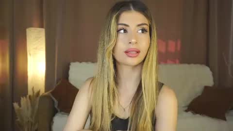 Snapshot of holayoula chatting on 07-17-26, 08:10 Moni Monica online show from 07-17-26, 08:10