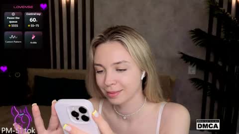 Snapshot of holl1would chatting on 04-25-26, 07:33 My social media links subscribe to support me online show from 04-25-26, 07:33