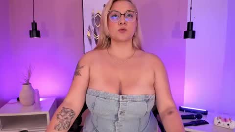 Hollie online show from 09-22-25, 12:07