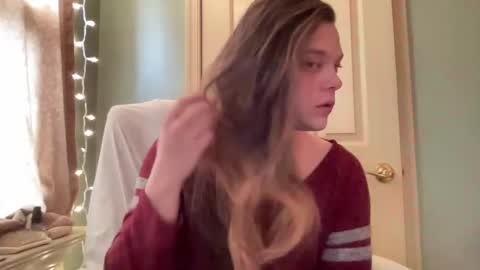 Snapshot of holly23hopefull chatting on 12-29-24, 07:32 Hollys Drive threw Side Of CB. online show from 12-29-24, 07:32