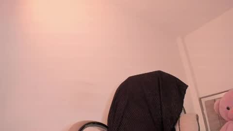 Snapshot of holly_16 chatting on 05-09-26, 10:48 holly_16 online show from 05-09-26, 10:48